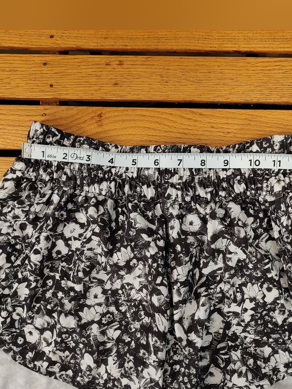 Lululemon Tracker Running Short V (4")Mash Up White /Black Floral Size 10 - Picture 12 of 14